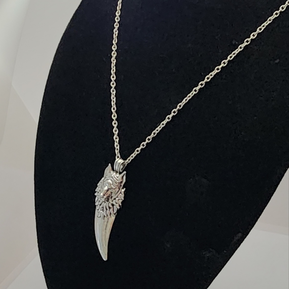 💖 Wolf Pendant Necklace - Picture 2 of 2